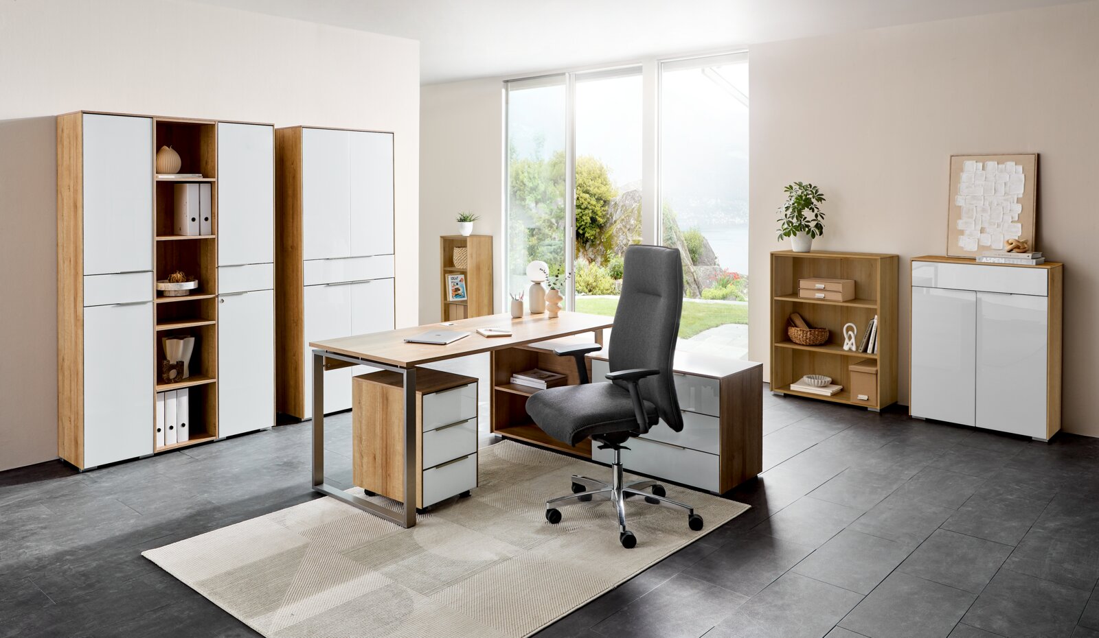 Moderner XL-Drehstuhl in einem stilvollen Büro, seitliche Perspektive