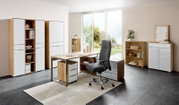 Moderner XL-Drehstuhl in einem stilvollen Büro, seitliche Perspektive