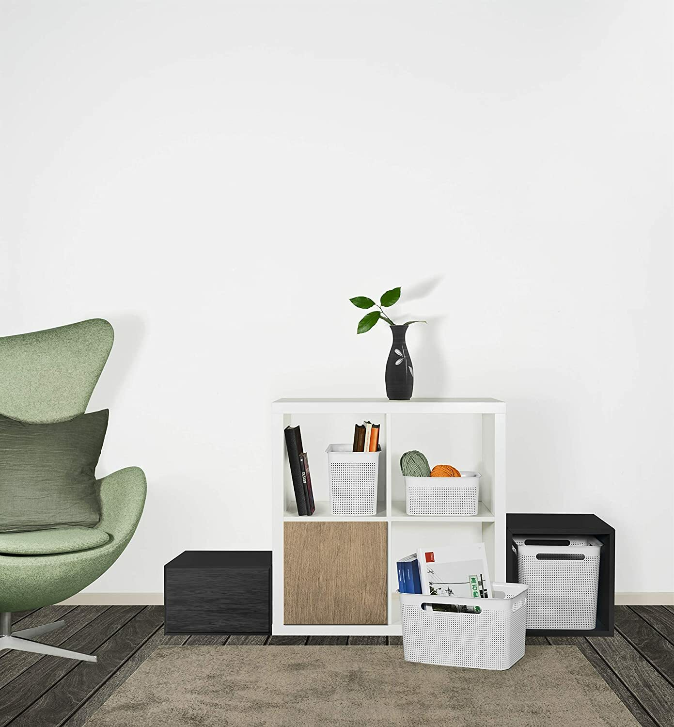 Weiße Aufbewahrungsboxen in einem modernen Wohnzimmerregal, seitliche Perspektive