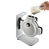 Silberner Waffelautomat in vertikaler Position, während Teig von oben eingefüllt wird.