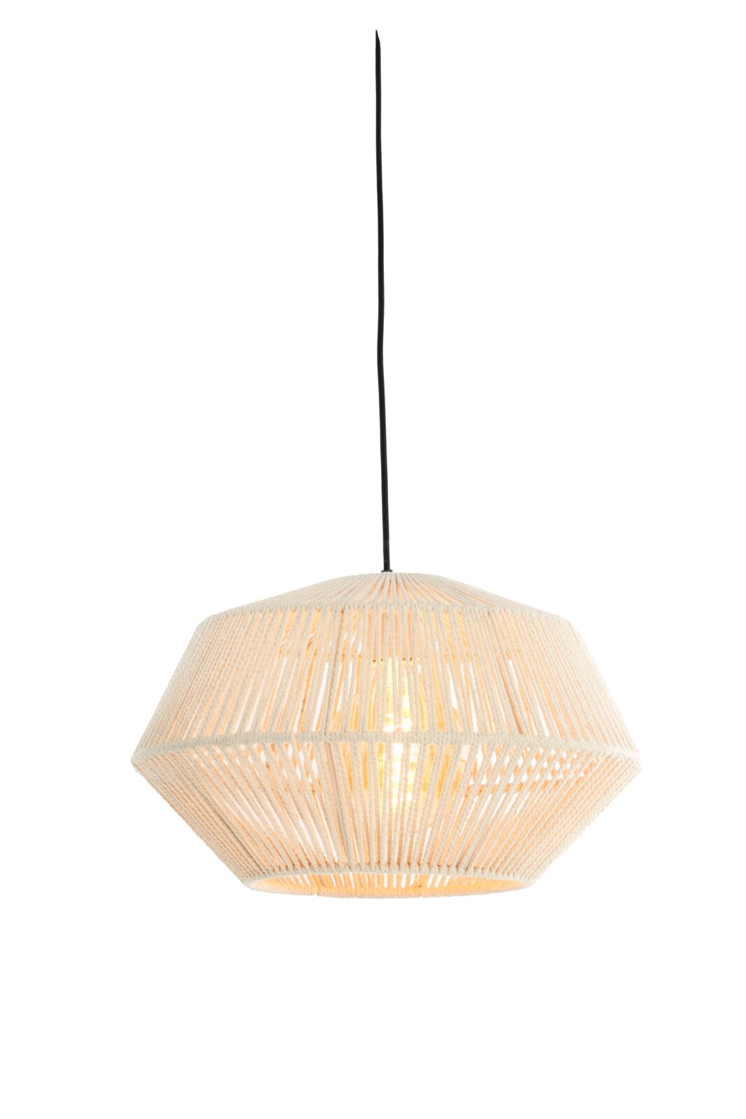 Frontaal aanzicht van een brandende hanglamp met geometrische, naturel koordkap en zwart snoer tegen een witte achtergrond