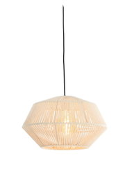 Frontaal aanzicht van een brandende hanglamp met geometrische, naturel koordkap en zwart snoer tegen een witte achtergrond