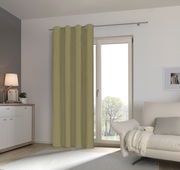 Grüner Ösenschal vor einem Fenster in einem modernen Wohnzimmer, seitliche Perspektive