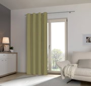 Grüner Ösenschal vor einem Fenster in einem modernen Wohnzimmer, seitliche Perspektive