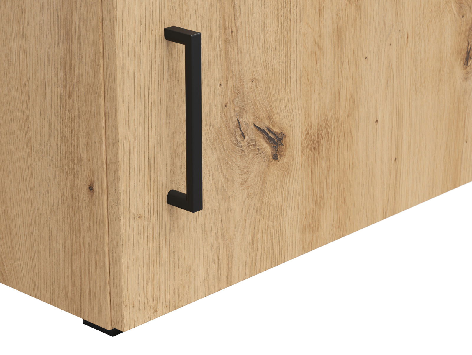 Nahaufnahme eines Holzschranks mit schwarzem Griff, seitliche Perspektive
