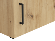 Nahaufnahme eines Holzschranks mit schwarzem Griff, seitliche Perspektive