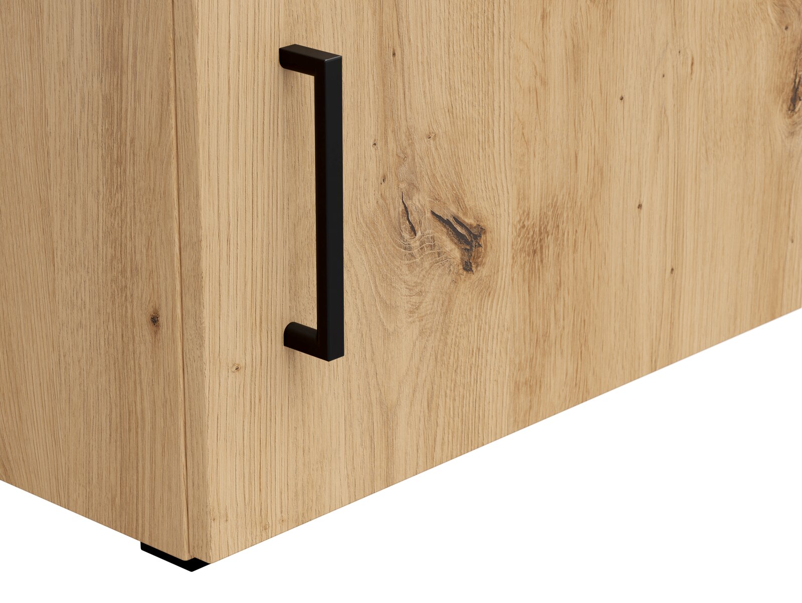 Nahaufnahme eines Holzschranks mit schwarzem Griff, seitliche Perspektive