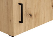 Nahaufnahme eines Holzschranks mit schwarzem Griff, seitliche Perspektive