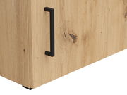 Nahaufnahme eines Holzschranks mit schwarzem Griff, seitliche Perspektive