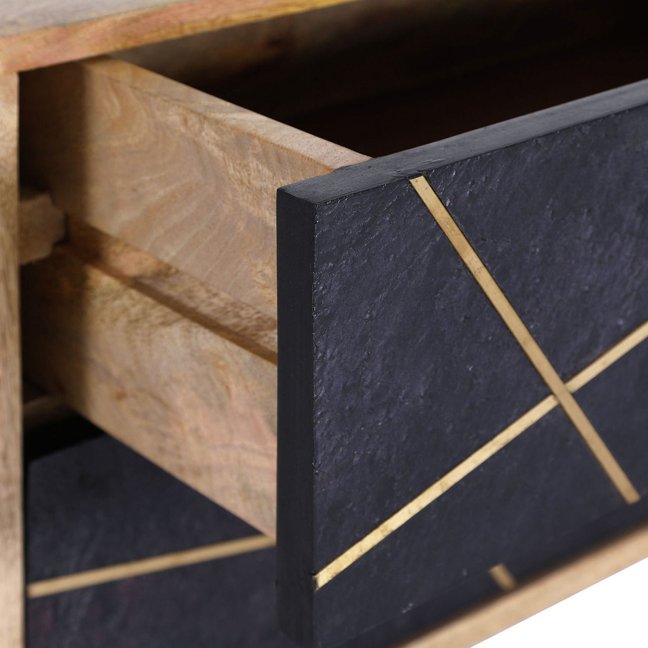 Nahaufnahme einer geöffneten Schublade einer Nachtkommode mit schwarzer Front und goldenen Linien, seitliche Perspektive.