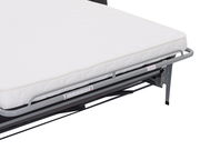 Nahaufnahme eines ausgeklappten Funktionssofas mit weißer Matratze und Metallrahmen.