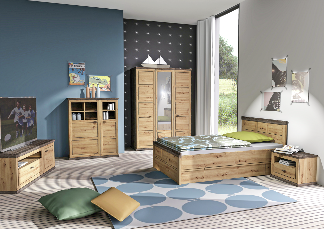 Holzbett BENTON 120x200 cm in einem modernen Schlafzimmer mit blauer Wand und großen Fenstern, seitliche Perspektive