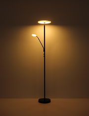 Stehender Deckenfluter Globo Lighting STANFORD mit zusätzlichem Leselicht, frontal beleuchtet in einem dunklen Raum