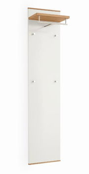 Garderobenpaneel der Serie LOVENO von VOSS in seitlicher Perspektive, mit weißer Front, vier Haken und einer oberen Ablage aus Holz.