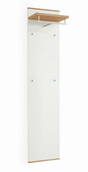 Kastpaneel uit de LOVENO-serie van VOSS in zijaanzicht, met een wit front, vier haken en een houten plank bovenaan.
