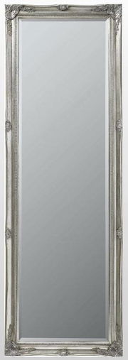 Rechteckiger Spiegel mit verziertem silbernem Rahmen, frontal abgebildet.