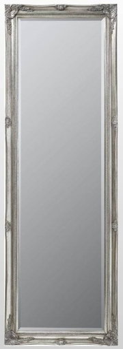 Rechteckiger Spiegel mit verziertem silbernem Rahmen, frontal abgebildet.