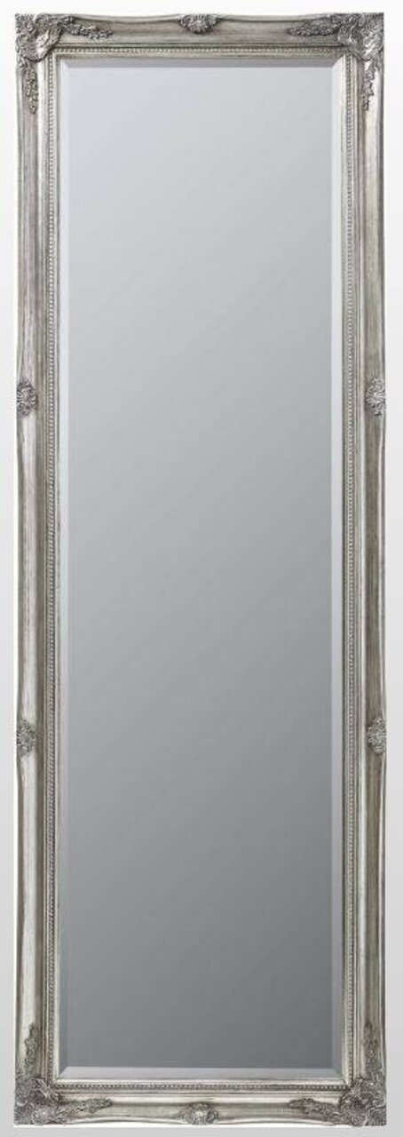 Rechteckiger Spiegel mit verziertem silbernem Rahmen, frontal abgebildet.