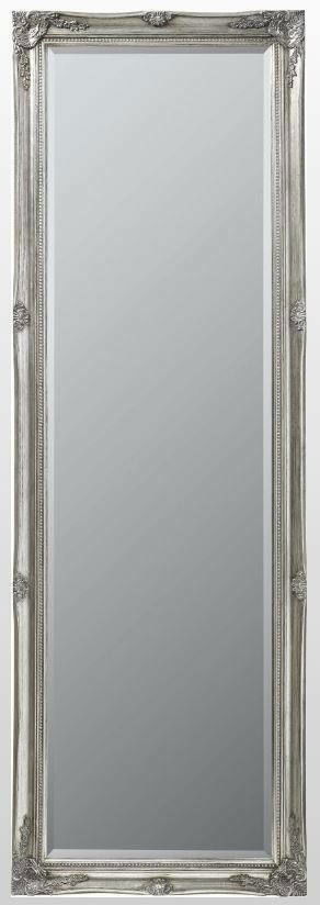 Rechteckiger Spiegel mit verziertem silbernem Rahmen, frontal abgebildet.
