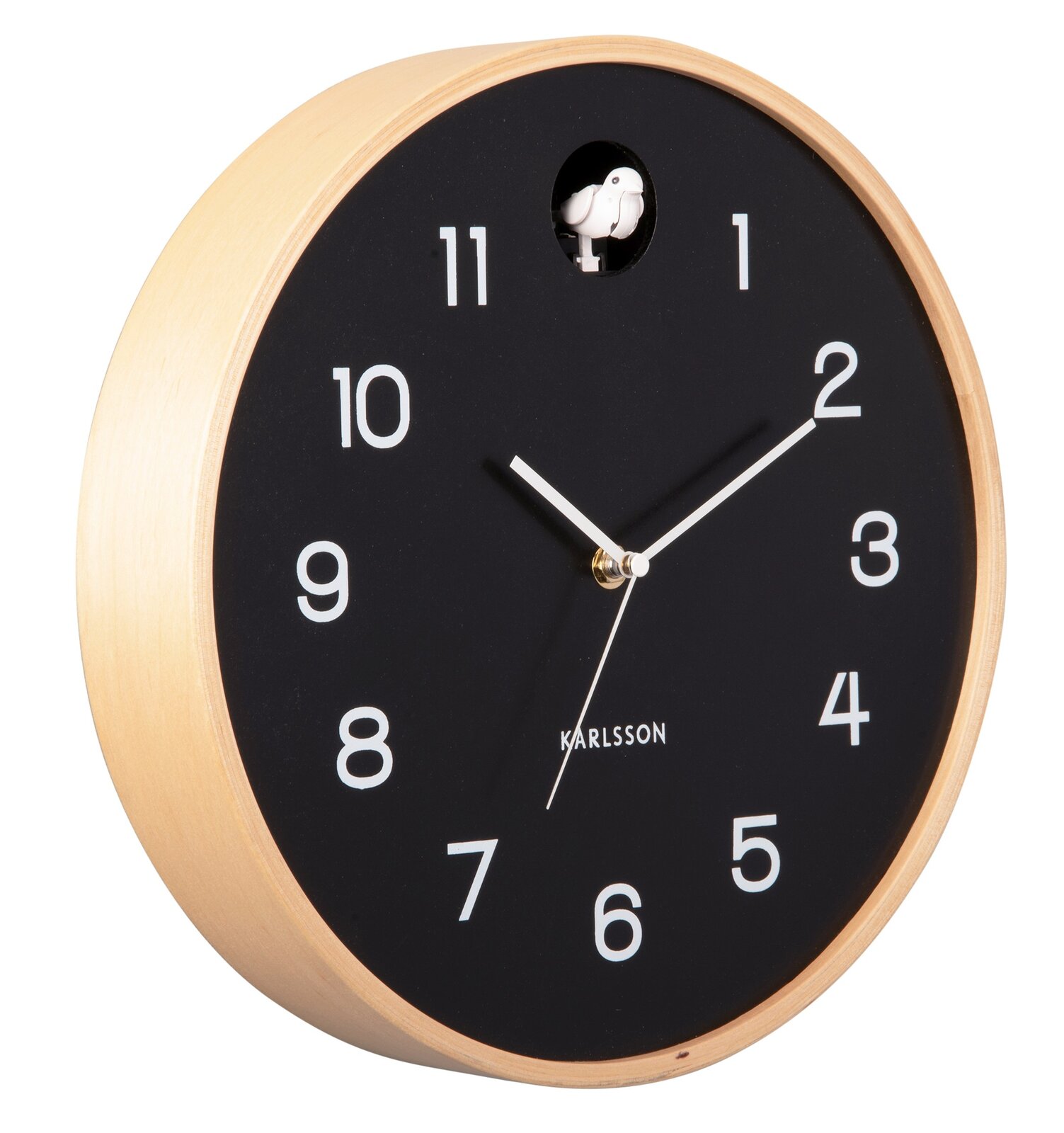 Moderne Wanduhr mit schwarzem Zifferblatt, weißen Zahlen und Zeigern, umgeben von einem hellen Holzrahmen. Perspektive von schräg vorne.