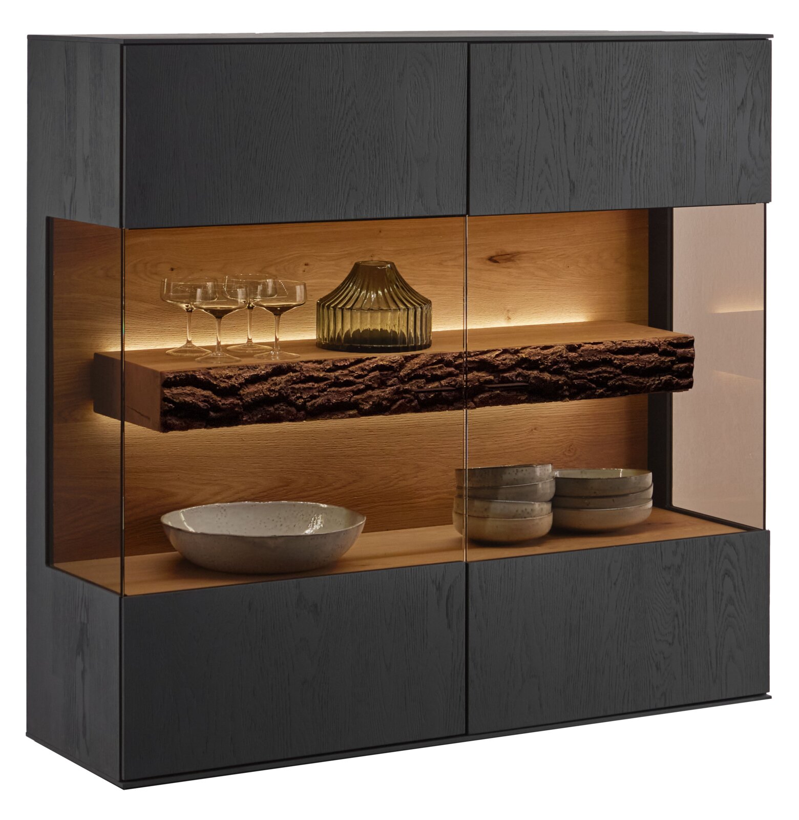 Modernes Highboard mit dunklem Holzfinish, Glasfronten und integrierter Beleuchtung, frontal betrachtet.