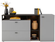 Modernes Sideboard in Grau mit zwei Schubladen, einem offenen Regal mit Dekorationen und einer Tür, frontal betrachtet.