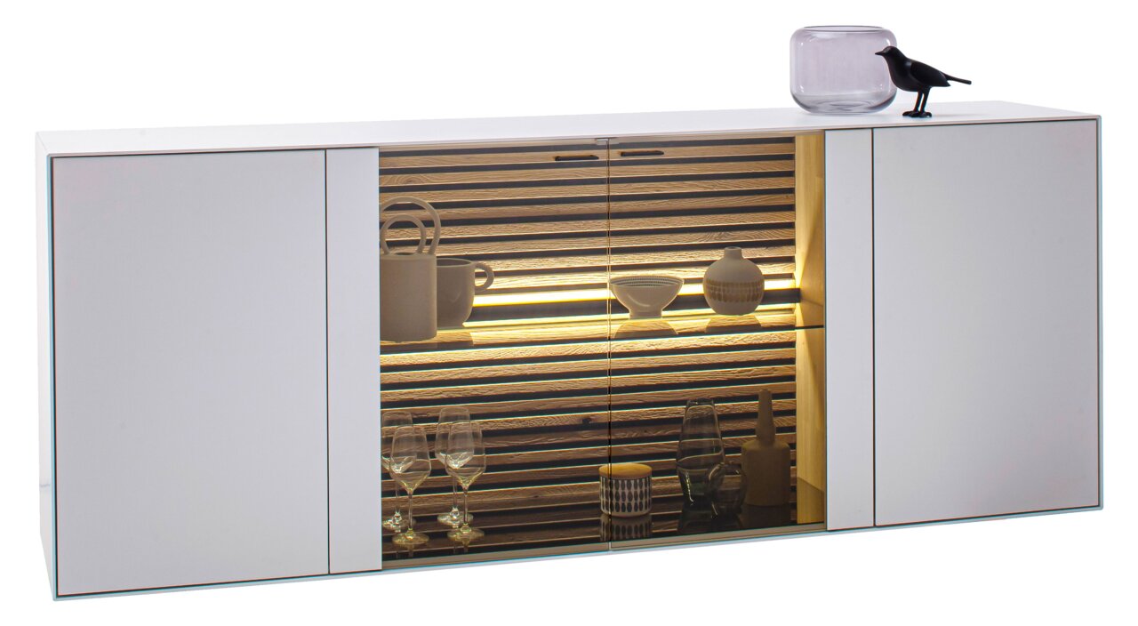 Schöner Wohnen Dressoir YONNA Modernes Sideboard mit weißem Finish, zentralem Glaseinsatz und dekorativer Beleuchtung, seitliche Perspektive