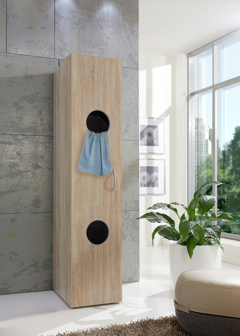 XORA Wäscheschrank MULTIRAUMKONZEPT Moderner Wäscheschrank aus Holz mit runden Öffnungen, seitliche Perspektive, in einem hellen Raum mit großen Fenstern.