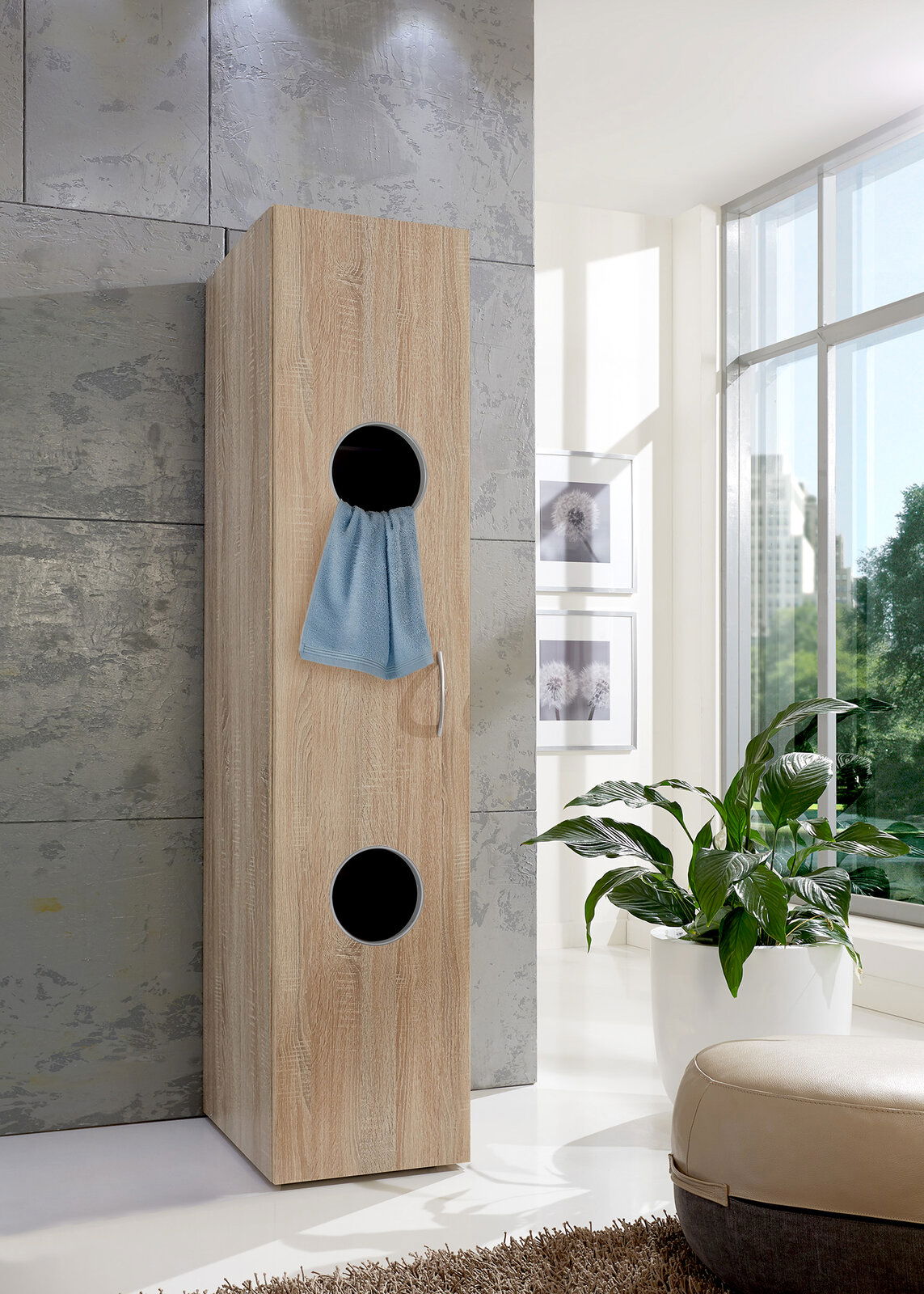 Moderner Wäscheschrank aus Holz mit runden Öffnungen, seitliche Perspektive, in einem hellen Raum mit großen Fenstern.