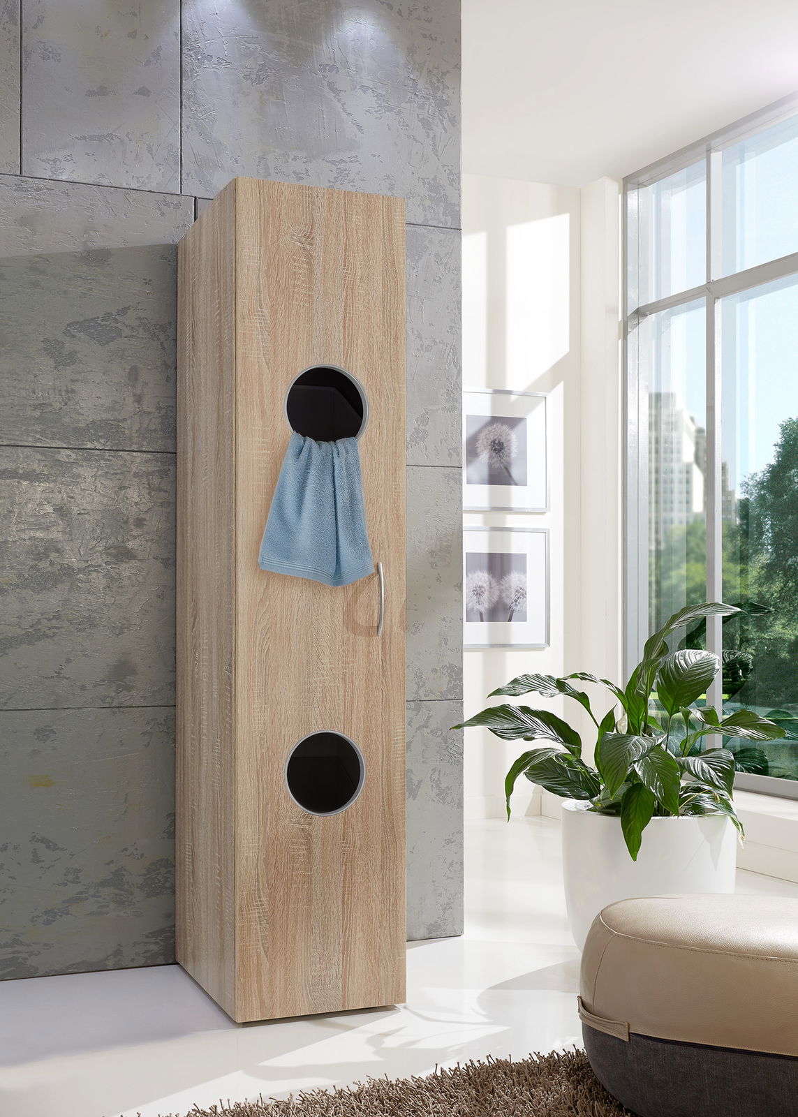 Moderner Wäscheschrank aus Holz mit runden Öffnungen, seitliche Perspektive, in einem hellen Raum mit großen Fenstern.