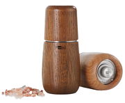 Pfeffer- und Salzmühle Yono aus Holz, eine stehend und eine liegend, mit sichtbarem Mahlwerk, Perspektive von vorne.