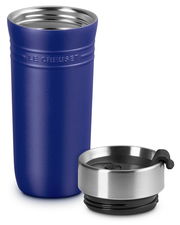 Blauer Thermobecher 350ml Azure von Le Creuset mit abgenommenem Deckel, seitliche Perspektive