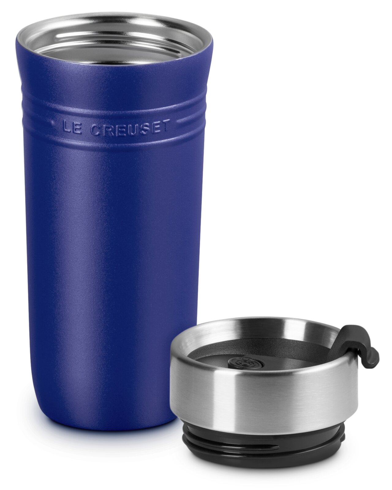 Blauer Thermobecher 350ml Azure von Le Creuset mit abgenommenem Deckel, seitliche Perspektive