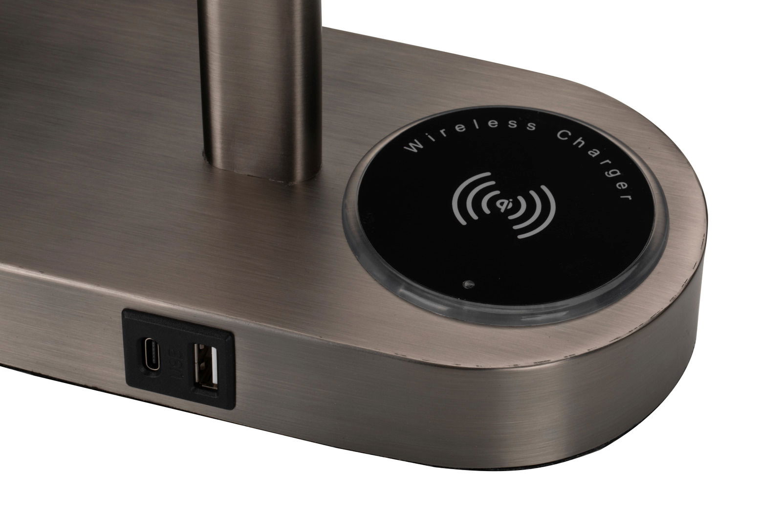 Nahaufnahme einer Tischleuchte mit integriertem kabellosen Ladegerät und USB-Anschlüssen.