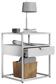 Weißer Nachttisch/Beistelltisch mit Metallrahmen, offener Ablage und halb geöffneter Schublade, darauf Lampe und Bücher; perspektivische Ansicht schräg von vorne rechts.