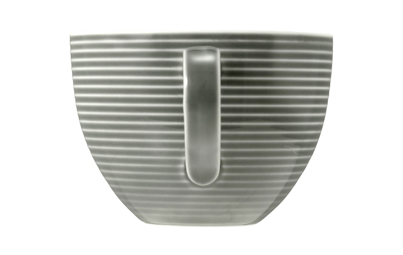 Seitenansicht einer gestreiften Milchkaffeetasse mit Henkel