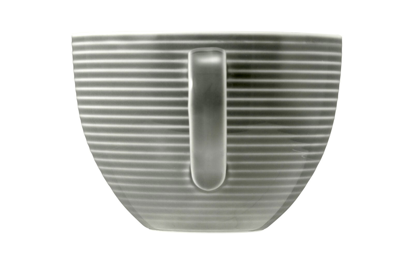 Seitenansicht einer gestreiften Milchkaffeetasse mit Henkel