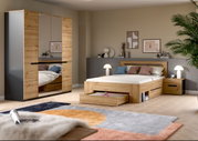 Modernes Schlafzimmer-Set in Eiche-Optik mit Bett inklusive ausziehbarem Bettkasten, Nachttisch und Kleiderschrank mit Spiegeltüren, gezeigt in schräger Frontansicht im eingerichteten Raum.