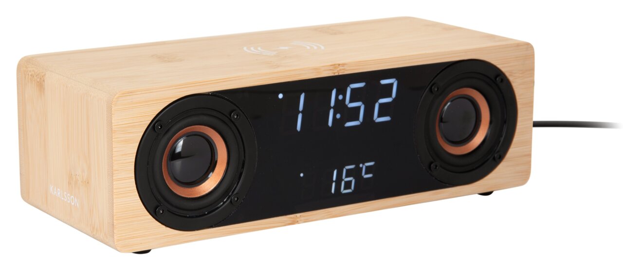 Radiowecker mit BT-Speaker aus Holz in schräger Perspektive, zeigt Uhrzeit und Temperatur an.