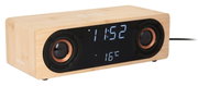 Radiowecker mit BT-Speaker aus Holz in schräger Perspektive, zeigt Uhrzeit und Temperatur an.