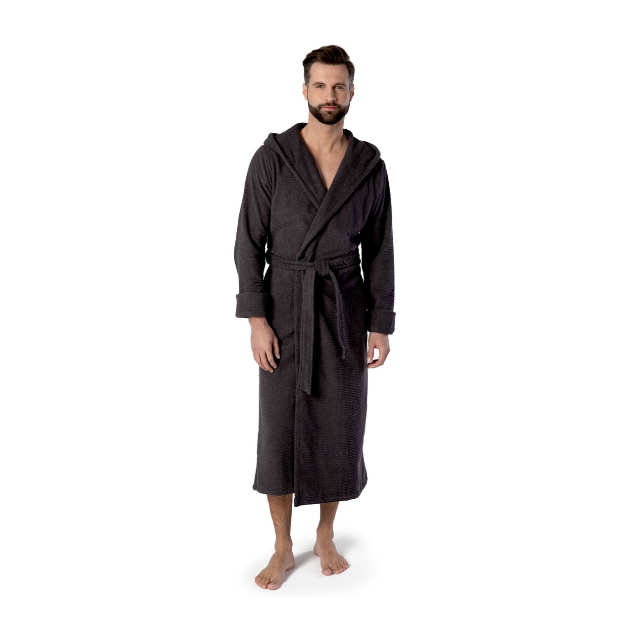 Mann in einem dunkelgrauen Kapuzenbademantel, stehend, frontal fotografiert