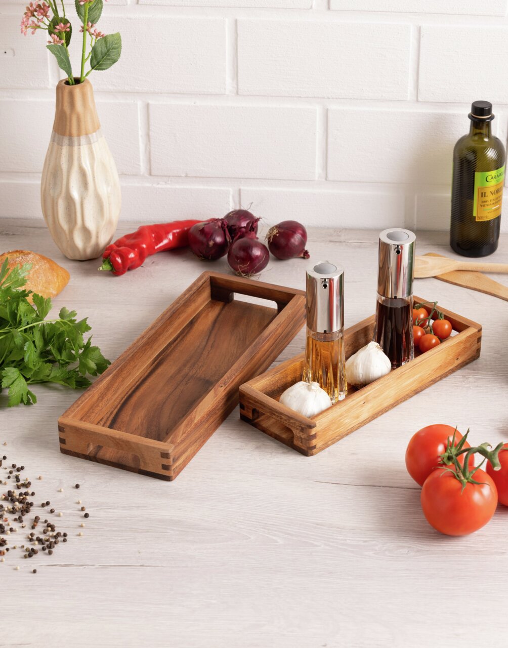 Längliches Servier-Tablett aus Holz, von oben fotografiert, umgeben von frischen Zutaten wie Tomaten, Knoblauch und Kräutern.