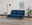 Blaues Funktionssofa in modernem Wohnzimmer, seitliche Perspektive, mit Stehlampe, Beistelltisch und Pflanzen.
