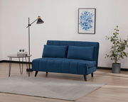 Blaues Funktionssofa in modernem Wohnzimmer, seitliche Perspektive, mit Stehlampe, Beistelltisch und Pflanzen.