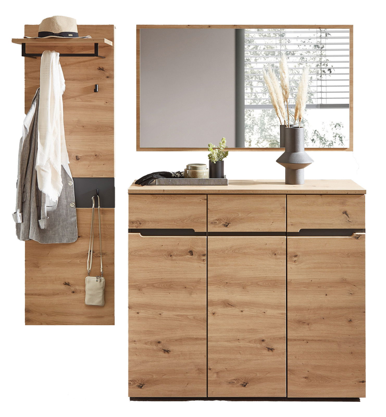 Garderoben-Set aus Holz mit Wandpaneel, Haken, Ablage und Kommode mit Spiegel, frontal fotografiert.