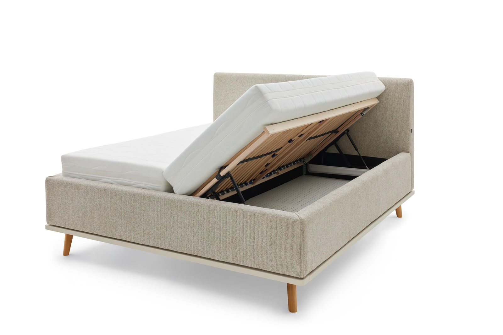 Seitliche Ansicht eines Polsterbetts mit hochgeklappter Matratze und sichtbarem Stauraum darunter.