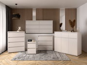 Moderne weiße Kommoden und Sideboards in einem stilvollen Raum mit Holzakzenten und Teppich, Frontalansicht.