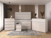 Moderne weiße Kommoden und Sideboards in einem stilvollen Raum mit Holzakzenten und Teppich, Frontalansicht.