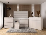Moderne weiße Kommoden und Sideboards in einem stilvollen Raum mit Holzakzenten und Teppich, Frontalansicht.