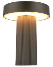 Moderne LED-Tischleuchte mit schwarzem, rundem Schirm und geriffeltem zylindrischem Fuß, warmweiß leuchtend, Ansicht von schräg unten auf weißem Hintergrund